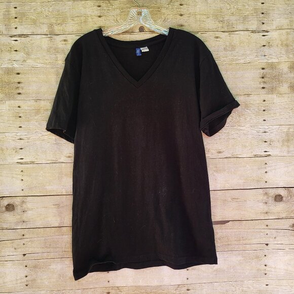 H&M Divided Blue Shorts (34W), Large Black V-Neck T-Shirt - Picture 2 of 8